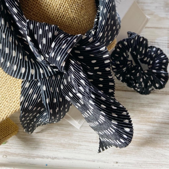 BLACK AND WHITE POLKA DOTS BANDANNA - Picture 2 of 6